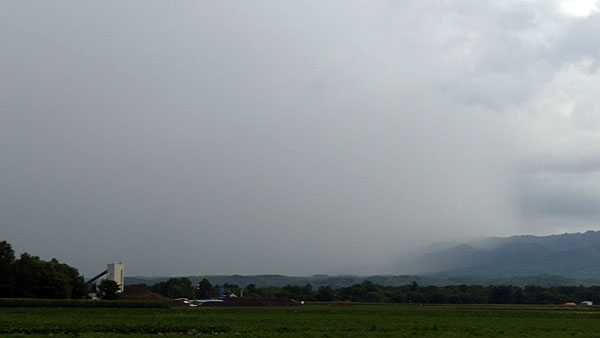 進行方向方面に雨が降っているのが目視出来る
